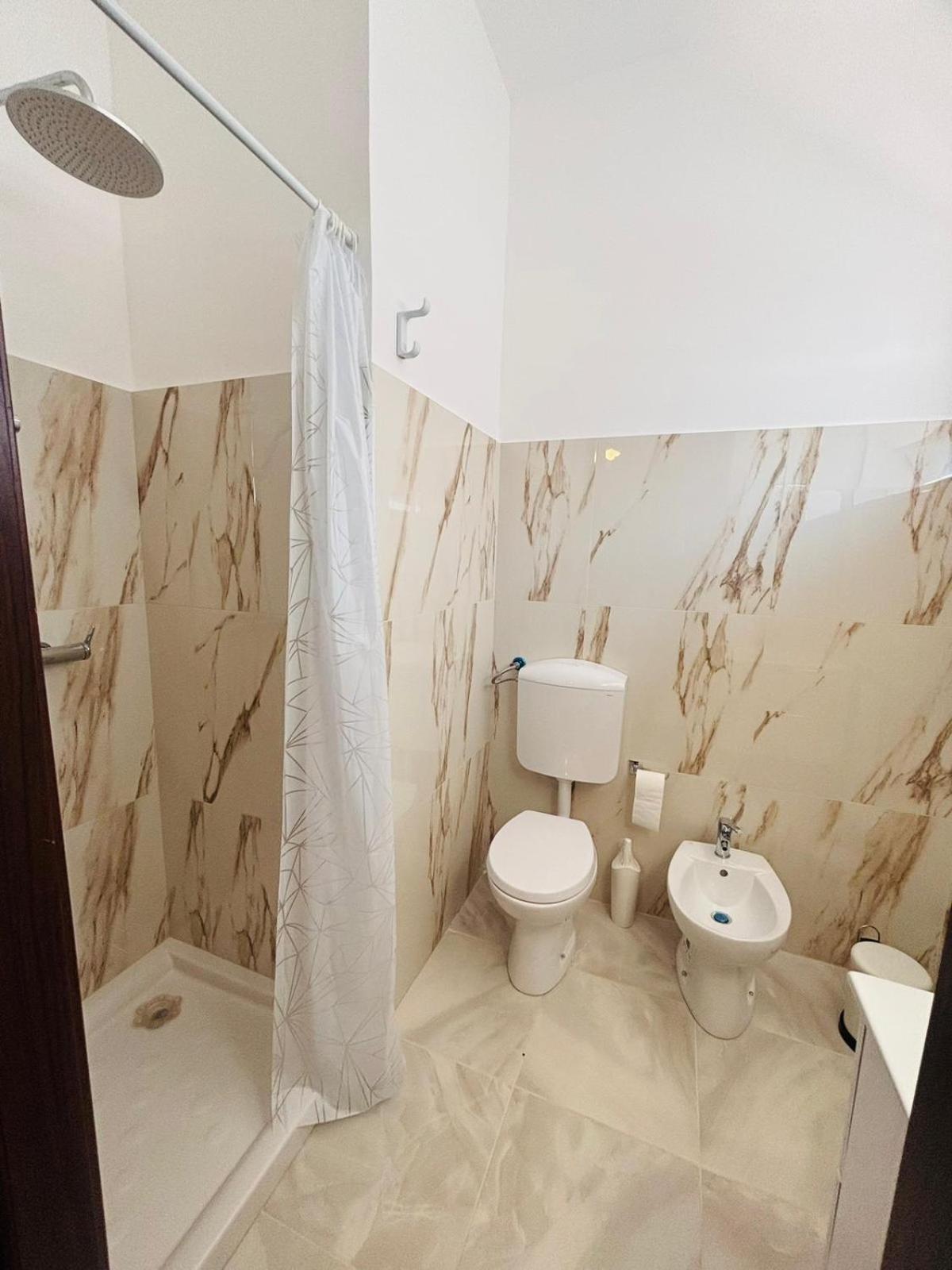 Matthias Central Rooms And Accomodation Bari Bagian luar foto