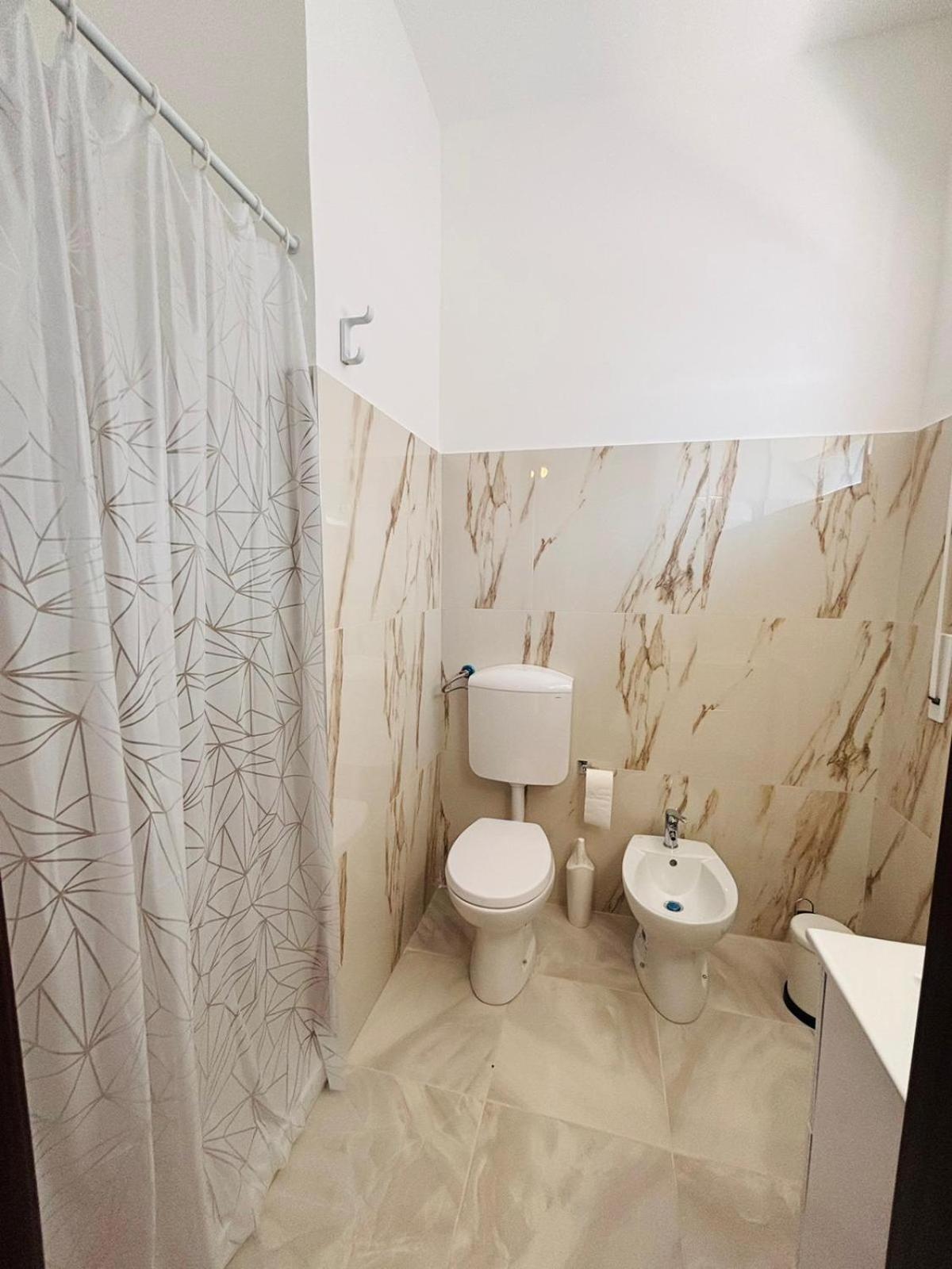 Matthias Central Rooms And Accomodation Bari Bagian luar foto