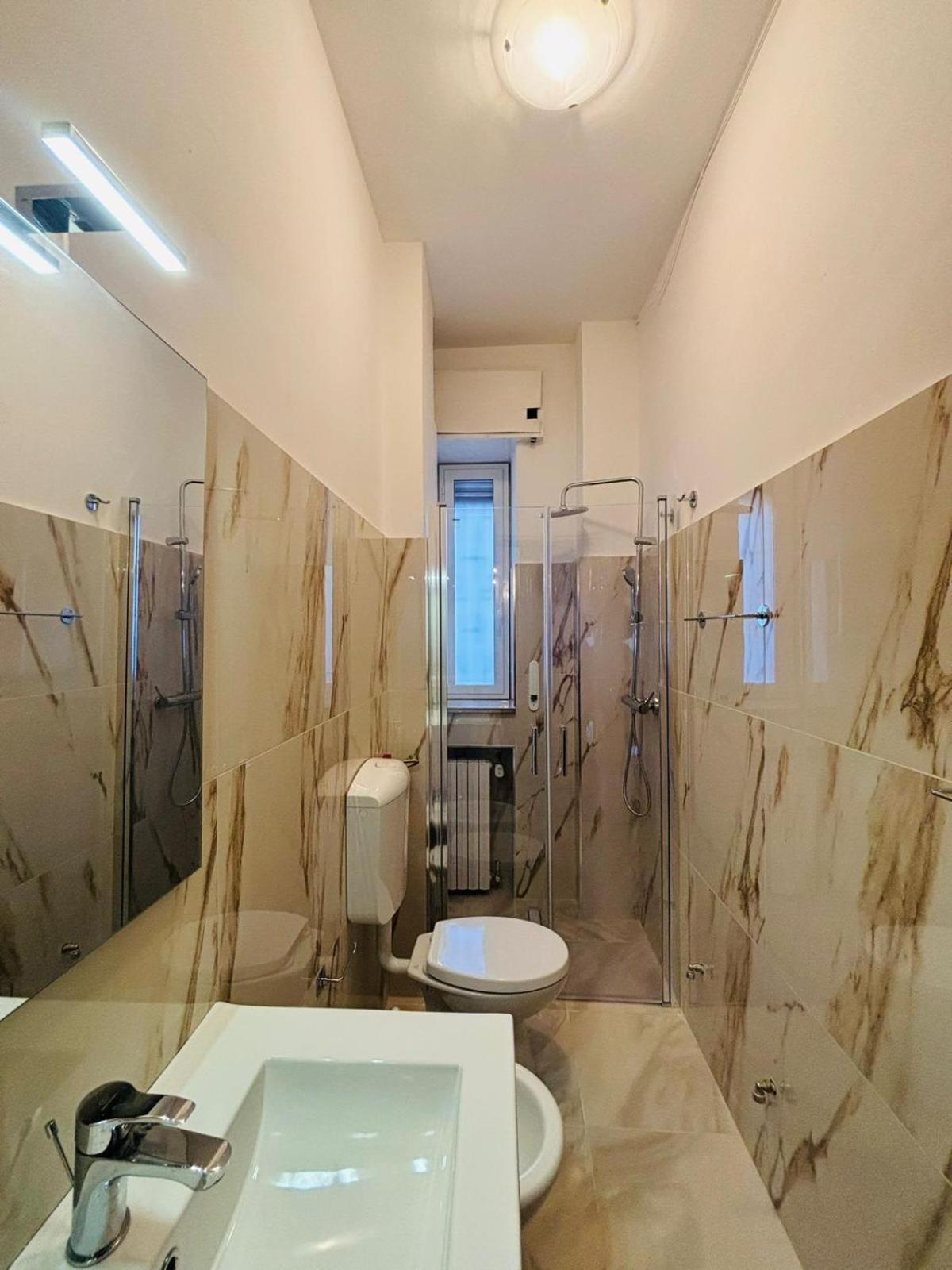 Matthias Central Rooms And Accomodation Bari Bagian luar foto