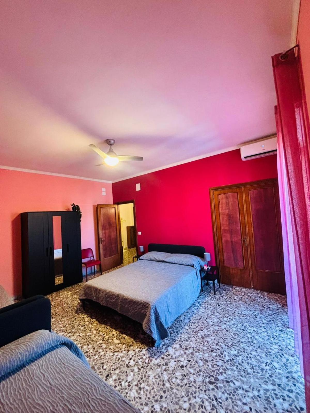Matthias Central Rooms And Accomodation Bari Bagian luar foto